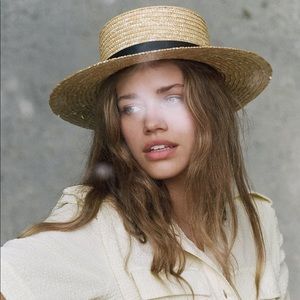 Straw hat from lack of color aus